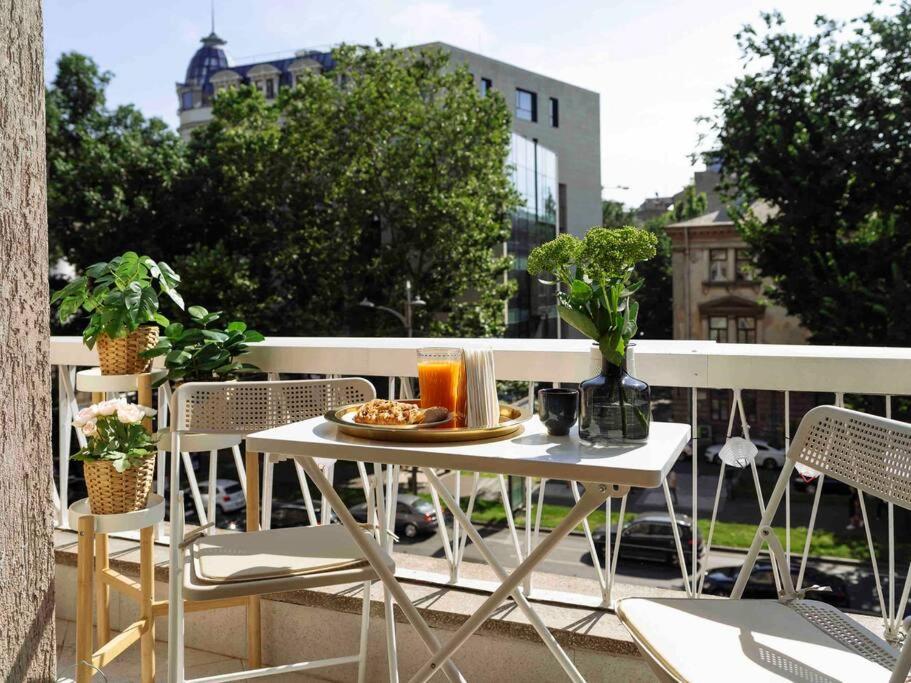 Bright 2Br Apartment - Top Location - City Balcony Бухарест Экстерьер фото